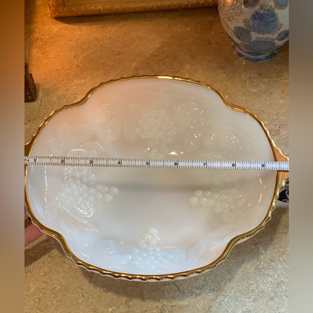 Vintage Anchor Hocking Milk Glass Grape Bowl with Gold Trim 8 1/2" diameter - Picture 5 of 7